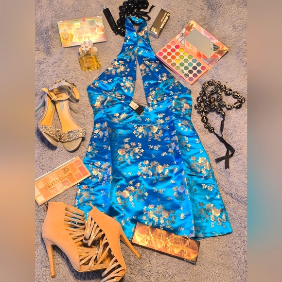 Beautiful floral satin dress ready for hot days Size Medium. NWT - Picture 5 of 8